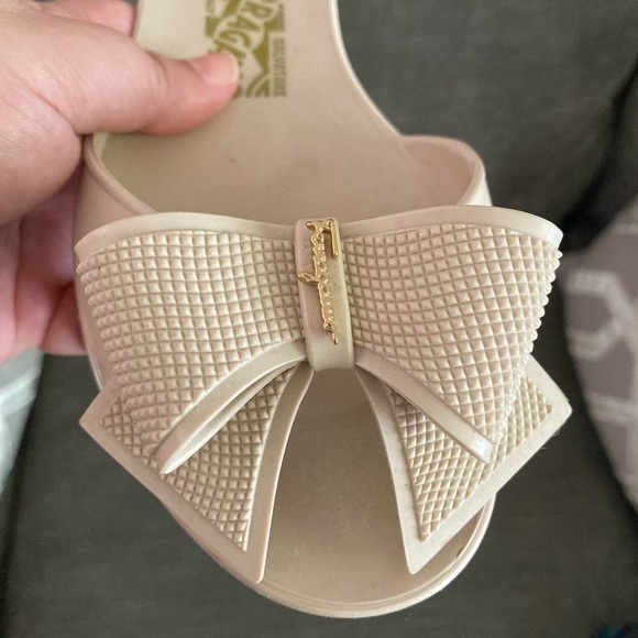 Salvatore Ferragamo rubber sandals in beige size 9 - Picture 3 of 4